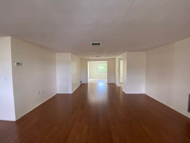 Building Photo - Charming 3 Bedroom, 2 Bath Single-Family H...