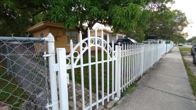 Foto del edificio - 415 NW 138th St