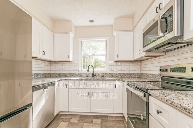 Building Photo - 814 N Greenbriar St