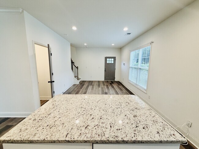 Foto del edificio - 2035 Rosewood Dr