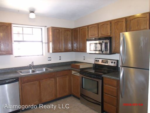 Building Photo - 303 Plainview Dr