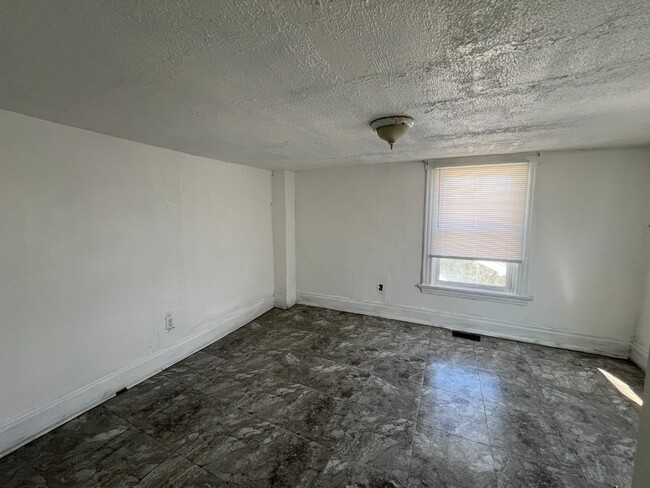 Building Photo - Spacious 4-Bed Cincinnati Home with Huge Yard, Attic & Basement | Newly Renovated