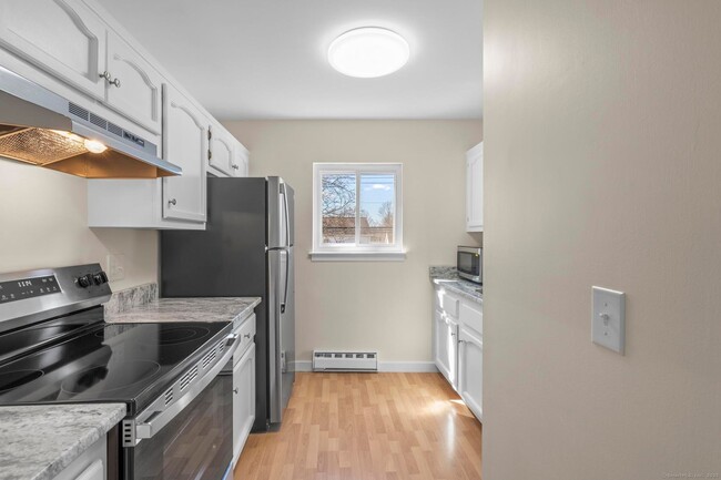 Building Photo - Newly Renovated 1 Bedroom Apartment