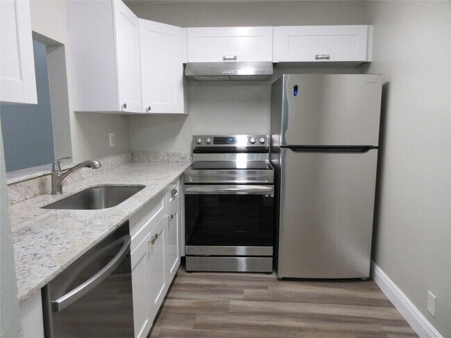 Foto del edificio - 4280 Woodside Dr