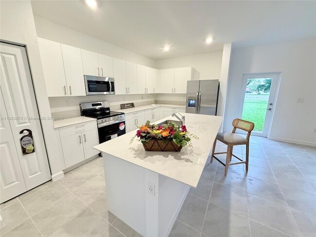 Building Photo - 2760 SE 23rd Ave