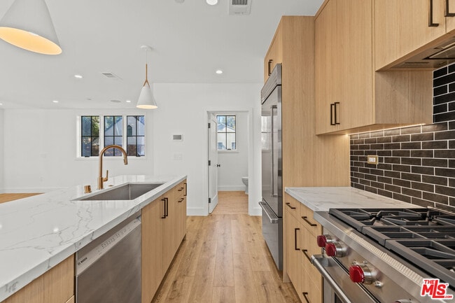 Foto del edificio - 14535 Killion St