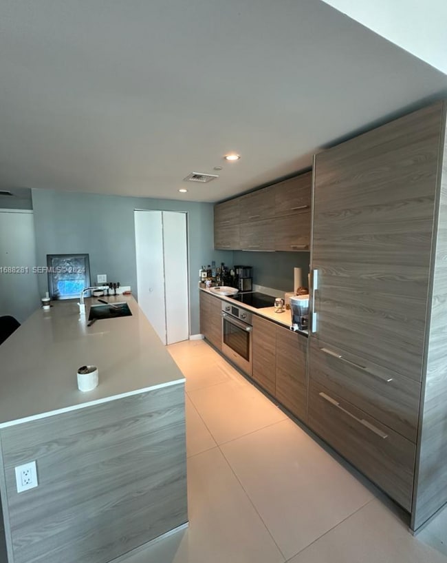 Photo - Enjoy this spacious 1-bedroom + DEN unit in an excellent location, Apartment