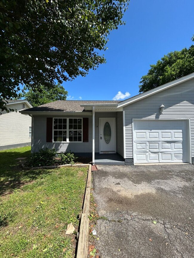Building Photo - Charming 2 Bed, 1 Bath, 1 Car Garage, Cove...