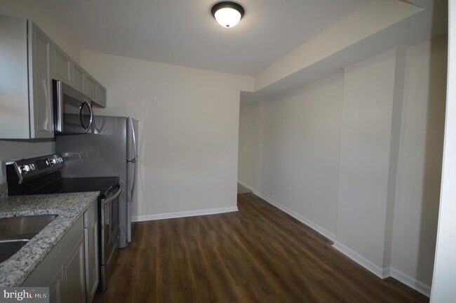 Building Photo - 728 N Queen St