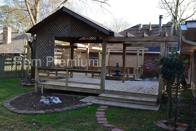 Building Photo - 817 N Coventry Dr