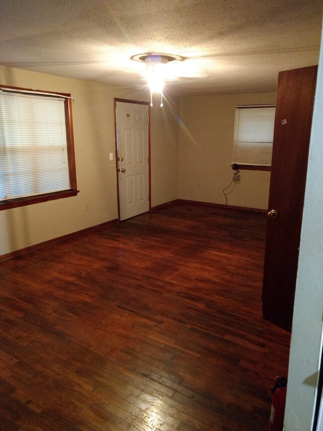 Building Photo - 203 E Colt St