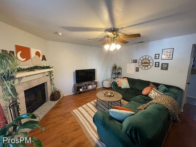 Building Photo - 2 br, 1.5 bath House - 716 W. Mulberry #24