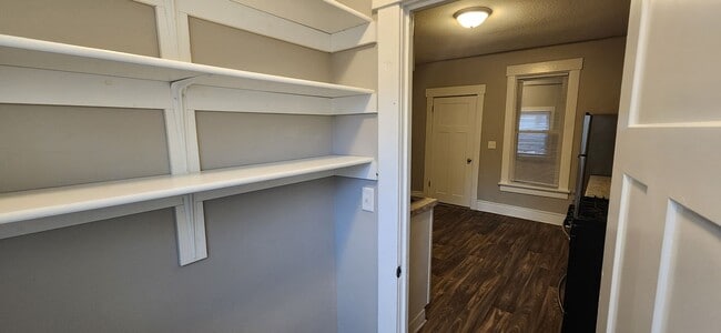 Foto del edificio - Spacious corner lot home with great natural light!