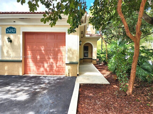 Building Photo - 2492 Centergate Dr