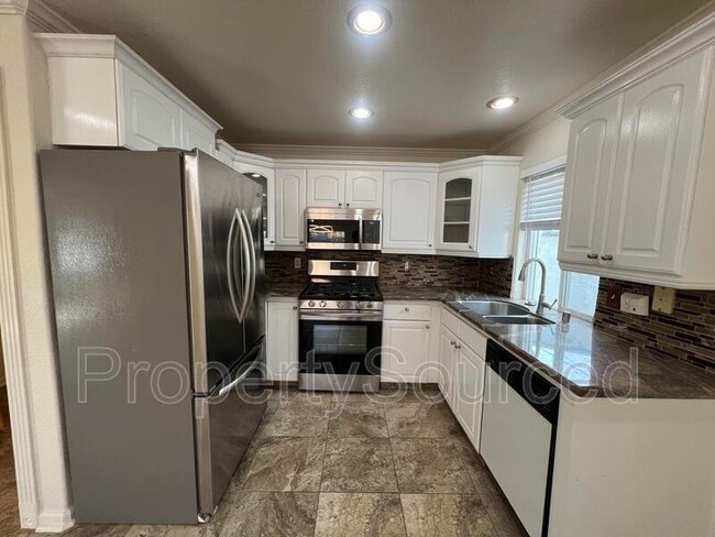 Building Photo - 949 1/2 Windeler Ave