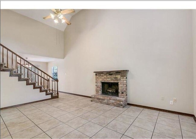Foto del edificio - 631 Village Ln S Apt C