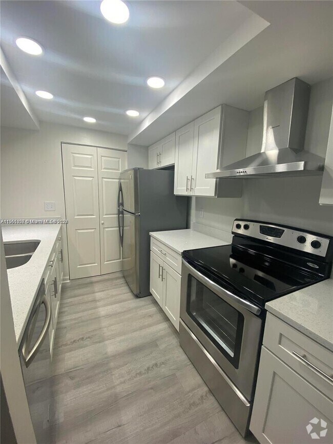 Flamingo Villas Apartments for Rent with Hardwood Floors Pembroke