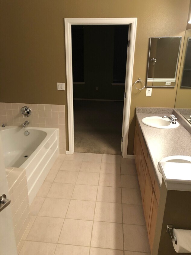 Master bath - 1655 Humboldt St