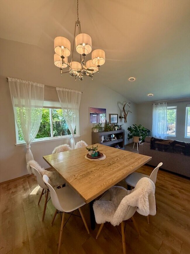 Foto del edificio - Serene Remodeled 4 Bedroom on Large Lot w/...
