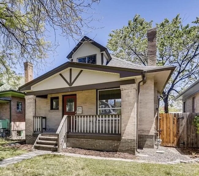 Building Photo - Recently updated Jefferson Park home with fenced backyard