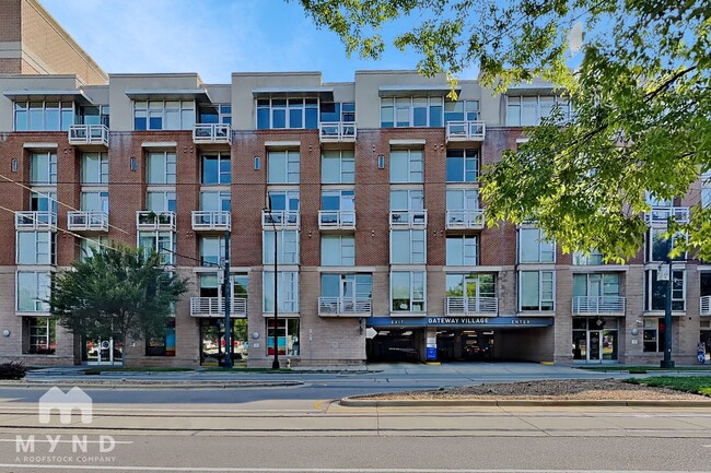 Building Photo - 710 W Trade St
