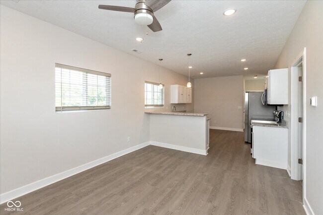 Cocina y sala de estar - 225 N Hamilton Ave