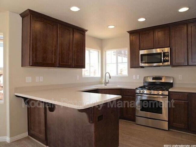 Foto del edificio - 3325 Redshoulder Dr