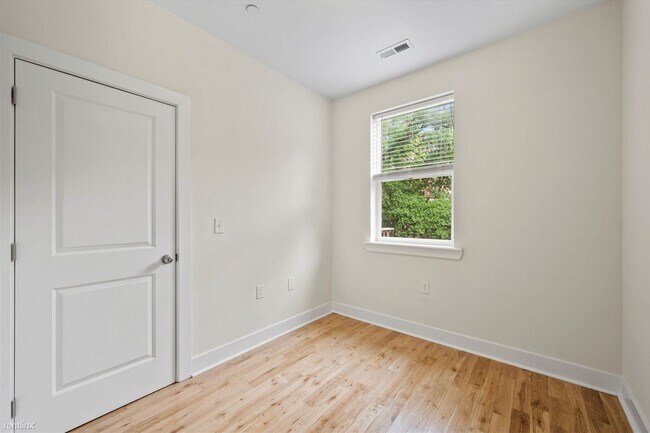 Foto del edificio - 5 br, 2 bath Triplex - 2031 N Carlisle St ...