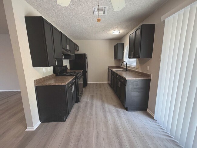 Foto del edificio - AVAILABLE NOW! Well-maintained single-story home featuring 3 bedrooms, 2 full bathrooms, and 1,03...