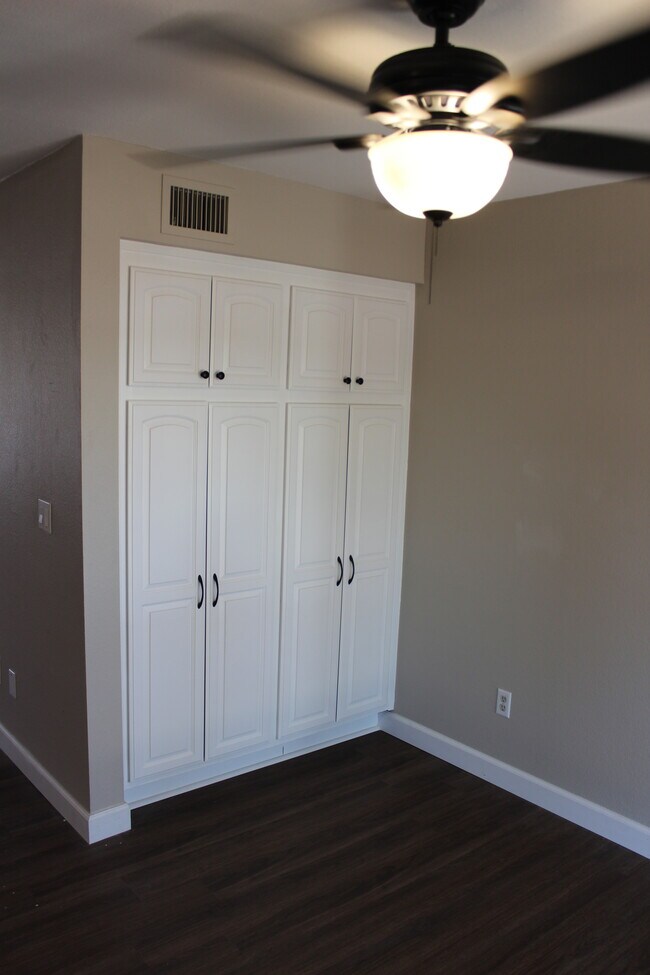 Kitchen Nook w/Built-Ins - 821 E Fountain St
