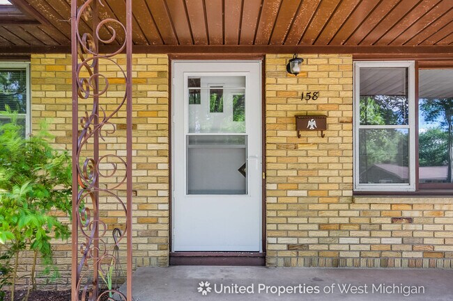 Building Photo - 158 Pershing Dr NE