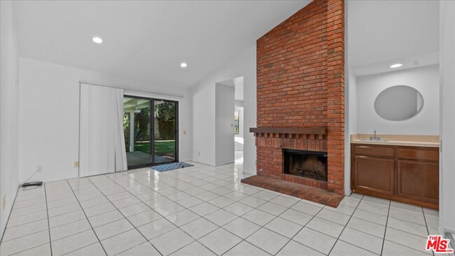 Building Photo - 409 Beverly Dr