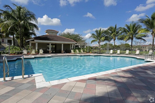Foto del edificio - 2549 Centergate Dr