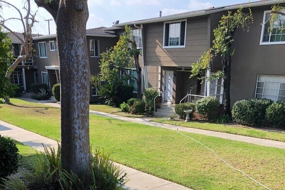 outside view - 1216 E Glenoaks Blvd