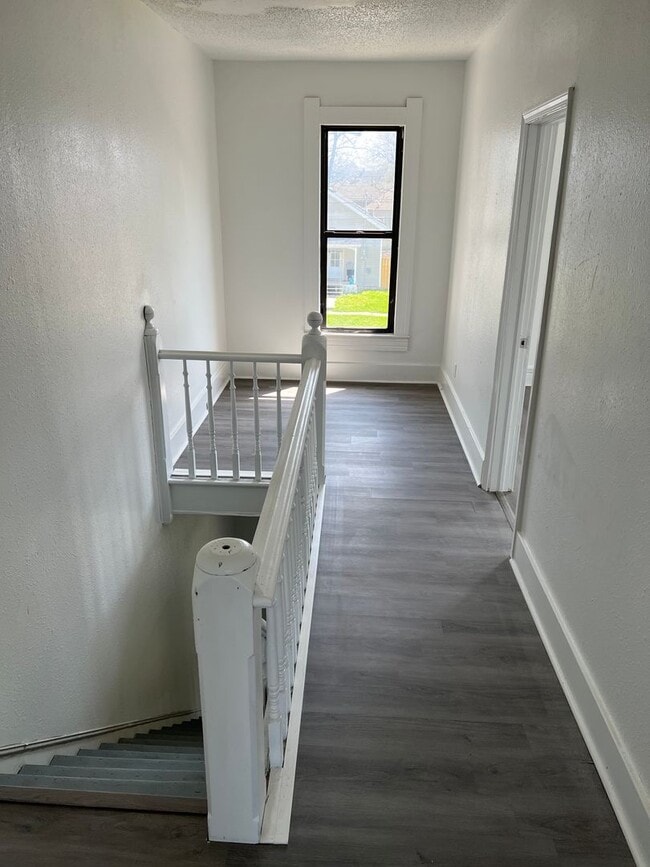 Building Photo - Recently Remodeled 2 bedroom 1 bath duplex