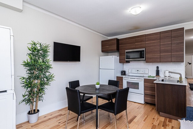 Building Photo - 807 Rue Saint-Ferdinand