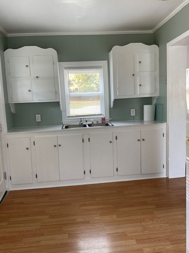Building Photo - This is a Must See!!! Cute and Cozy One Be...