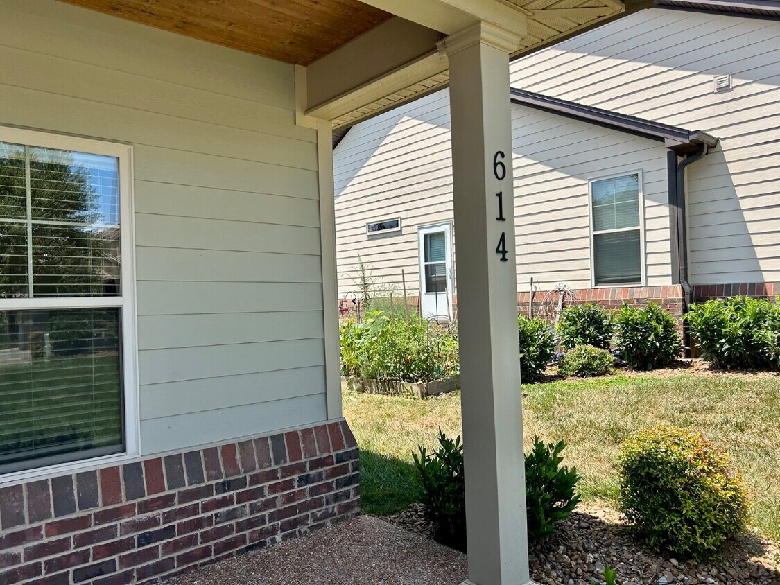 Foto principal - 2BD 2BA GROUND LEVEL DUPLEX WITH GARAGE FO...