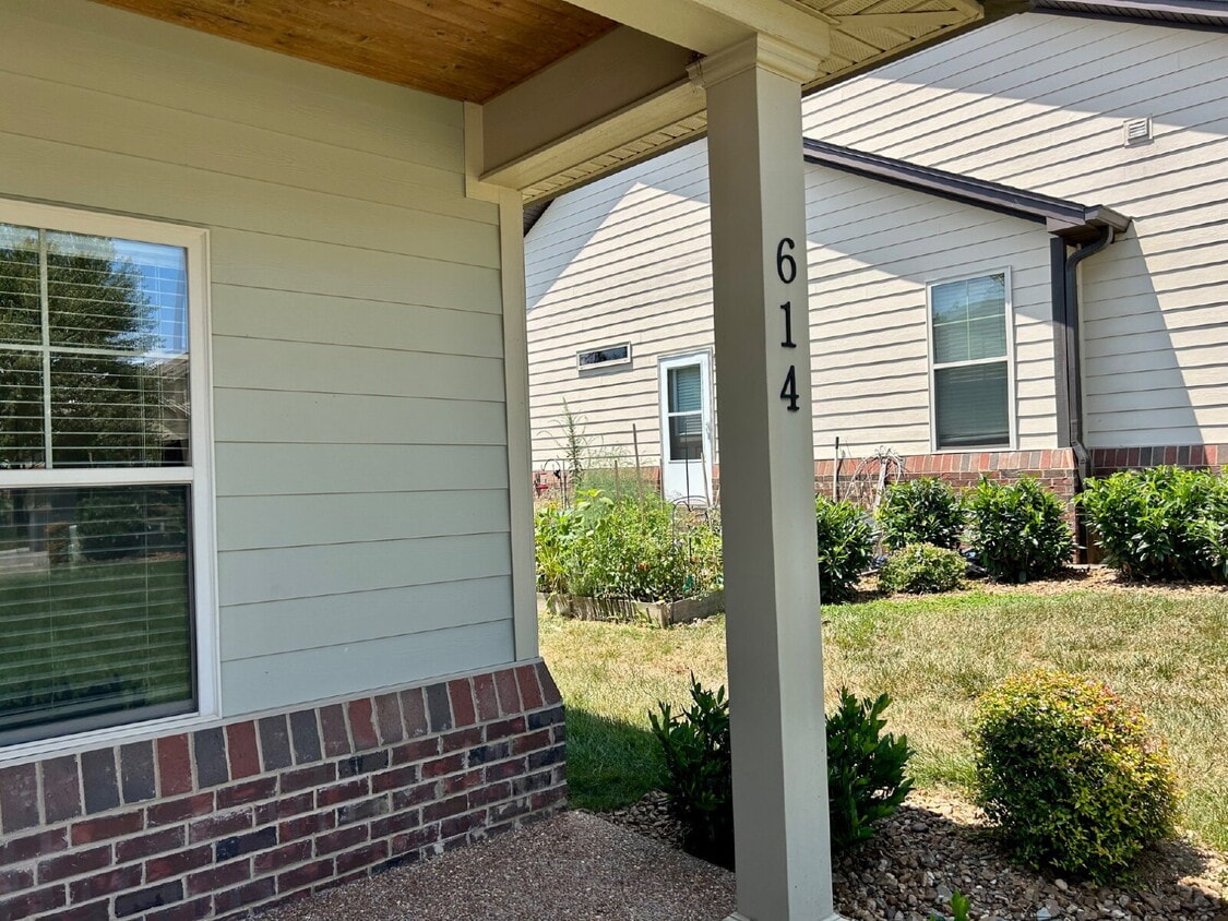 Primary Photo - 2BD 2BA GROUND LEVEL DUPLEX WITH GARAGE FO...