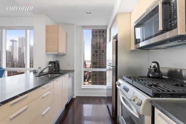 Building Photo - 350 W 42nd St
