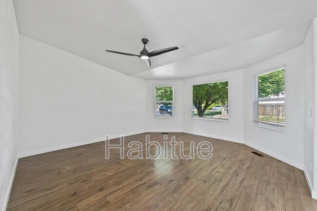Foto del edificio - 2041 E Oakridge Ct