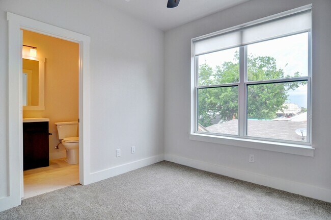 Foto del edificio - 3212 McCart Ave