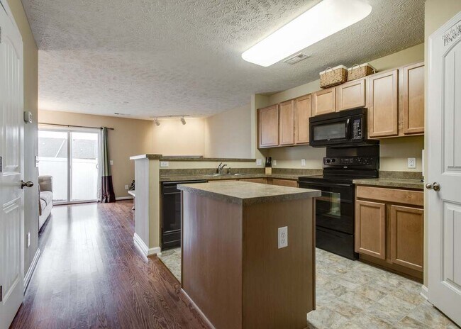Foto del edificio - 576 Bradburn Village Cir