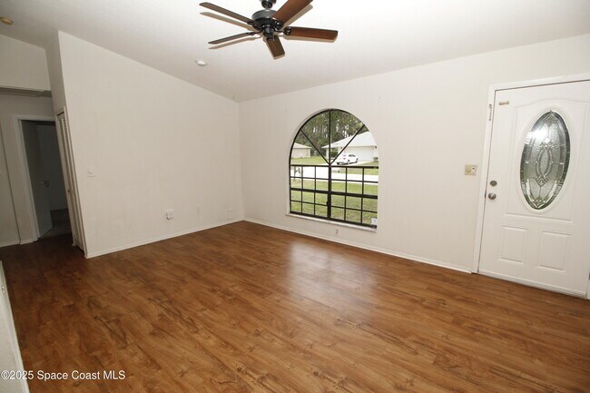 Foto del edificio - 1735 Hazelton St NW