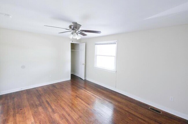 Building Photo - 2118 Parkwood Ave