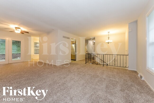 Foto del edificio - 5905 NW Whispering Oaks Ln