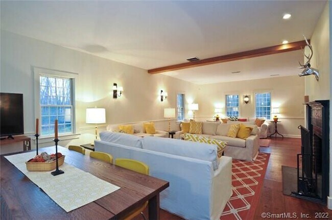 Foto del edificio - 33 Sentry Hill Rd