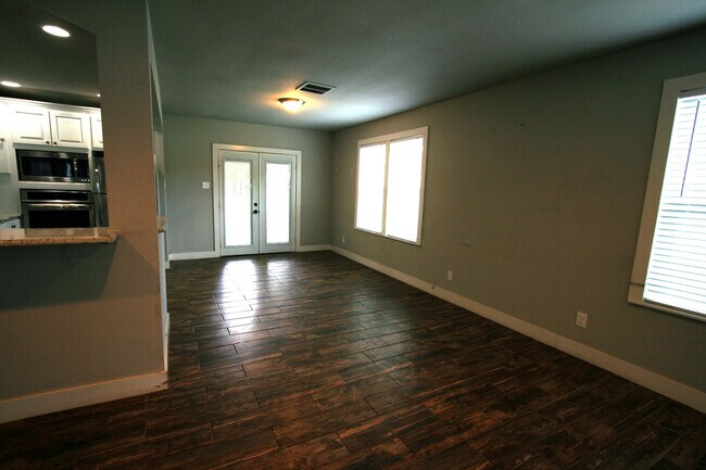 Foto del edificio - Awesome Home w/ 1/1 Studio Flex Space Just Half Block from Thomas Park!