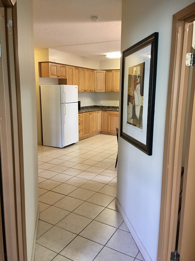 Building Photo - 253 Lester St