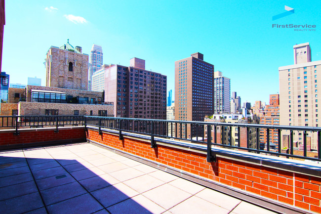 Building Photo - 250 E 73rd St
